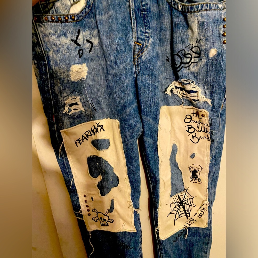 True Religion Graphic Design Jeans
Size:40
Wore a few times